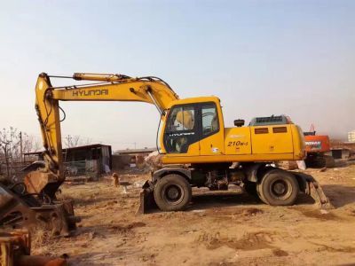 租賃210輪胎式挖掘機，助力室外裝飾裝潢工程——匯租平臺專業(yè)服務(wù)